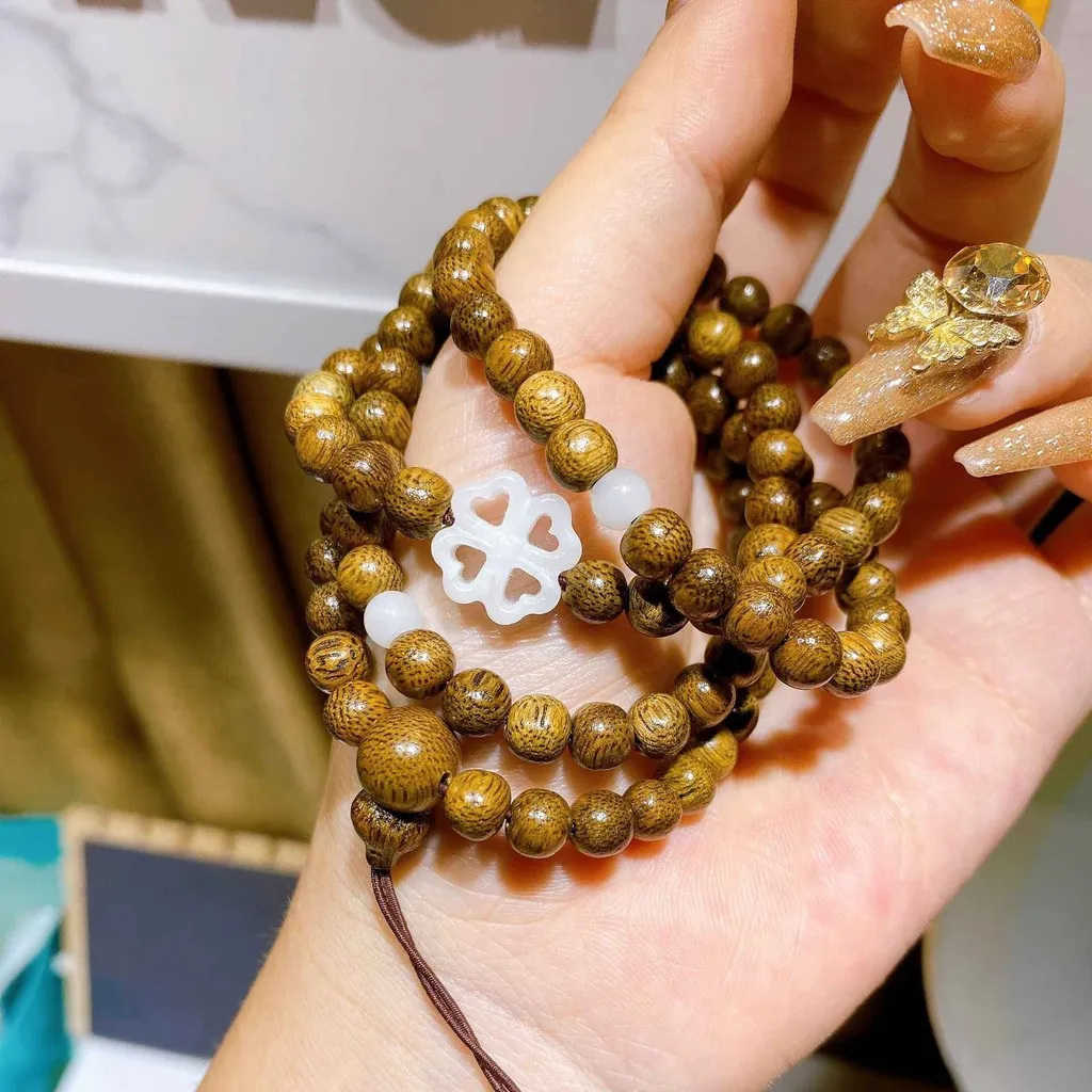 Alternative view of Vòng Tay Trầm Hương Tốc Phối Charm Bạch Ngọc Cỏ Bốn Lá Thiên Nhiên - Thắng Giang