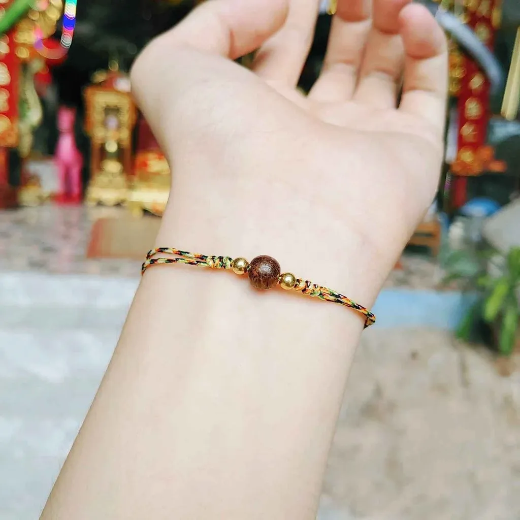 Alternative view of Vòng Tay Trầm Hương Tốc Phối Bi Bạc Tết Chỉ Ngũ Sắc May Mắn - Thắng Giang