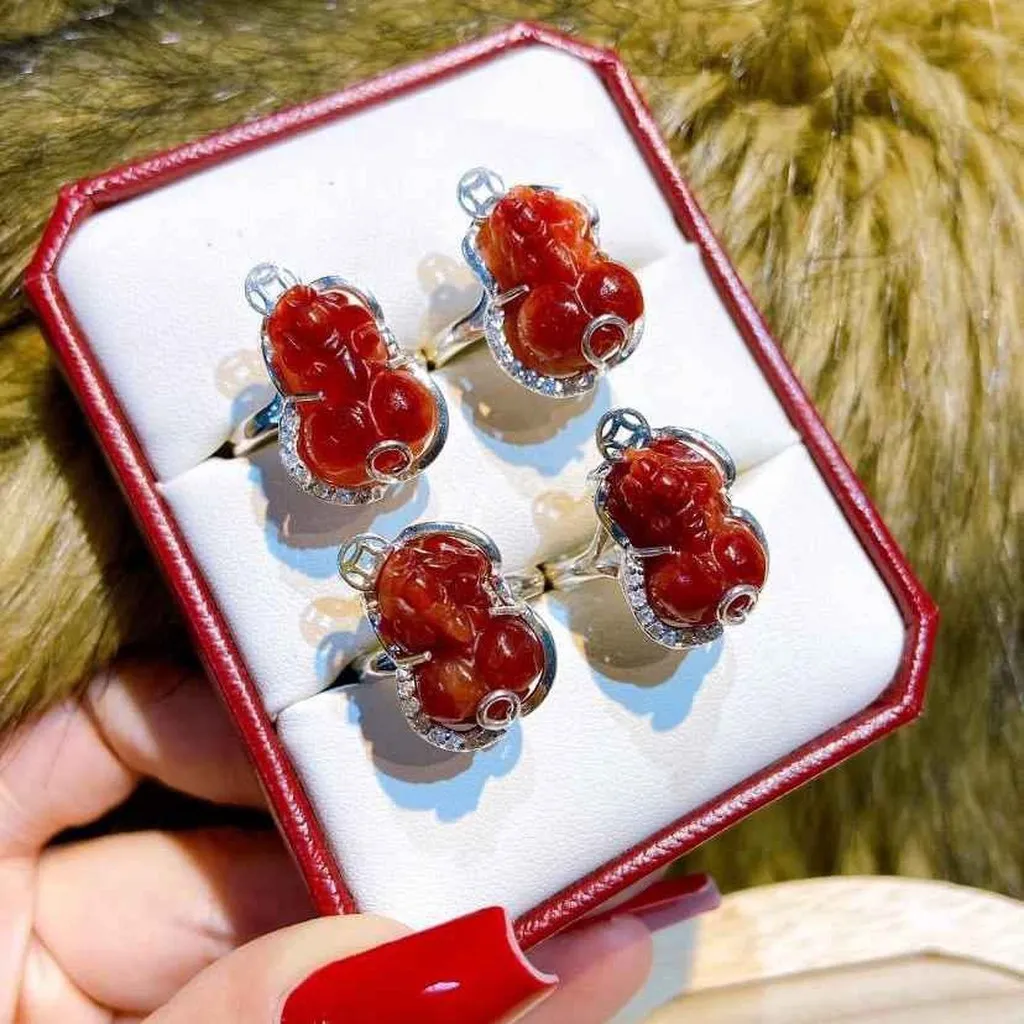 Alternative view of Nhẫn Tì Hưu Ngọc Cẩm Huyết Thiên Nhiên Bọc Bạc Ta - Thắng Giang