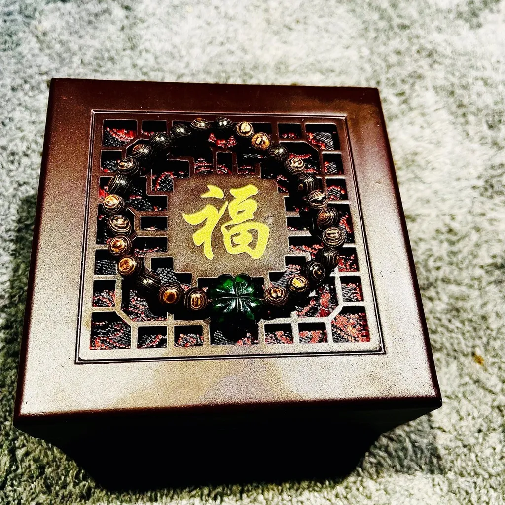 Alternative view of Vòng Tay Trầm Hương Sánh Chìm Phối Cỏ Bốn Lá Ngọc Cẩm Thạch Sơn Thủy Thiên Nhiên - Thắng Giang