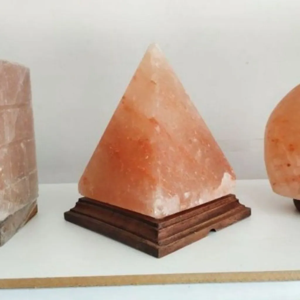 Alternative view of Đèn Đá Muối Kim Tự Tháp - Hima`s Pharmaceutical