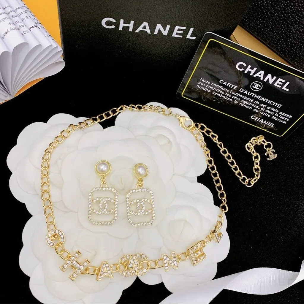Set Vòng Cổ Xích Mảnh Có Logo Chữ Chanel Mix Khuyên Tai Ngọc Bo Viền Đính Đá S238 - Lady's Passion