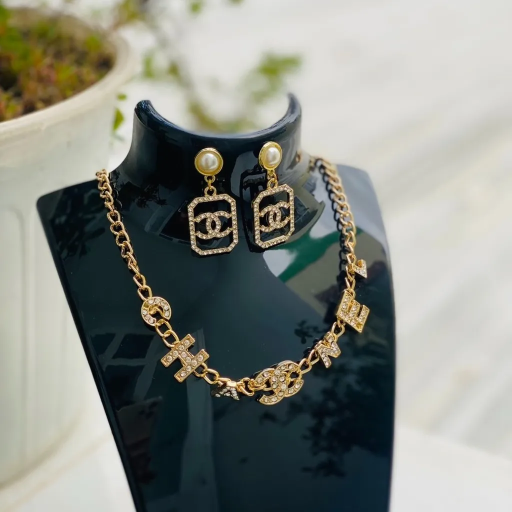 Alternative view of Set Vòng Cổ Xích Mảnh Có Logo Chữ Chanel Mix Khuyên Tai Ngọc Bo Viền Đính Đá S238 - Lady's Passion