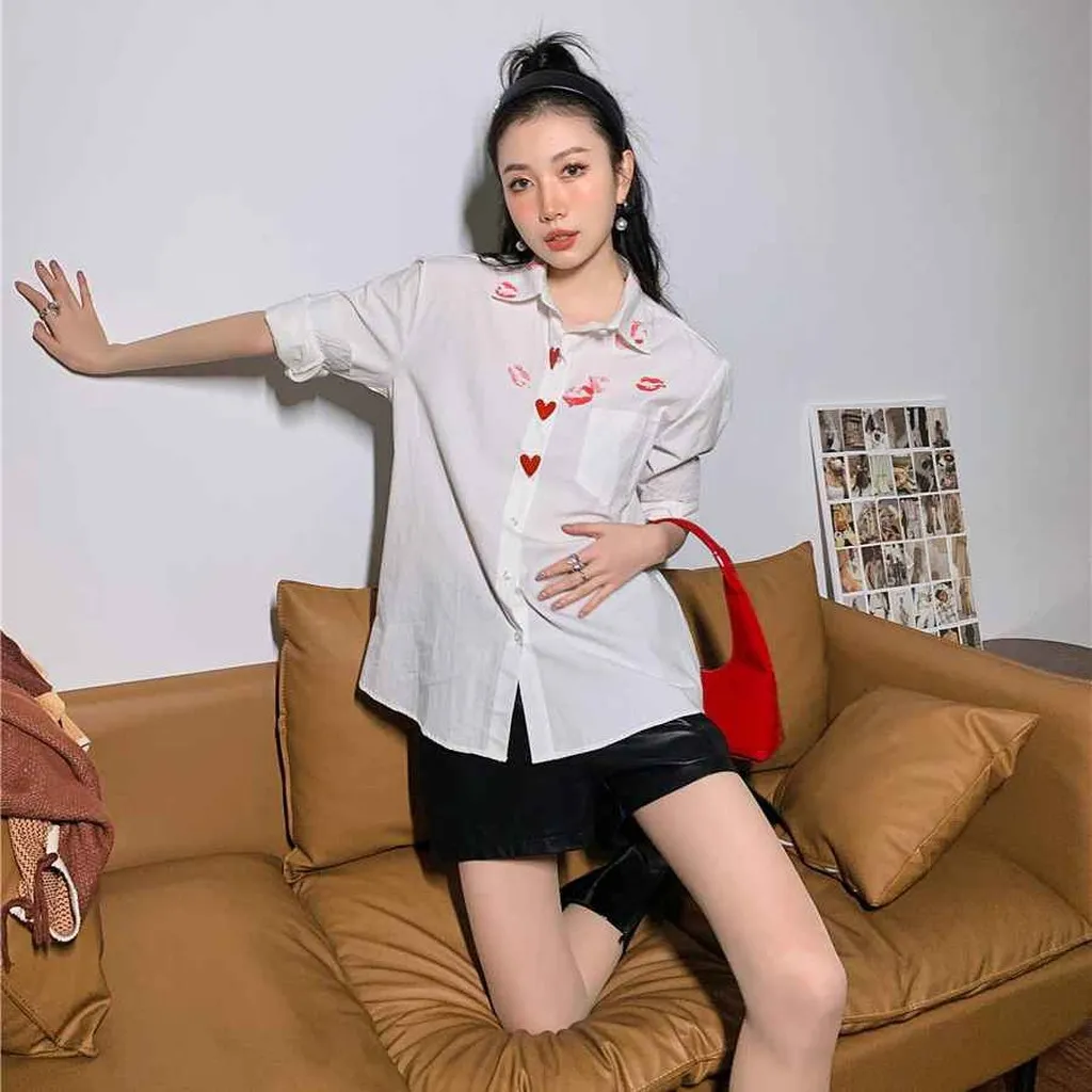 Alternative view of Áo Sơ Mi Trắng Dấu Son Môi Nút Trái Tim - Mushroom Lee