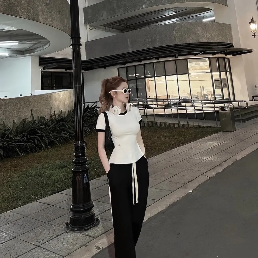 Alternative view of Set Bộ 2 Món Áo Thun Nữ Màu Trắng Kèm Quần Ống Rộng Phối Kẻ Trắng - Diepchi Fashion