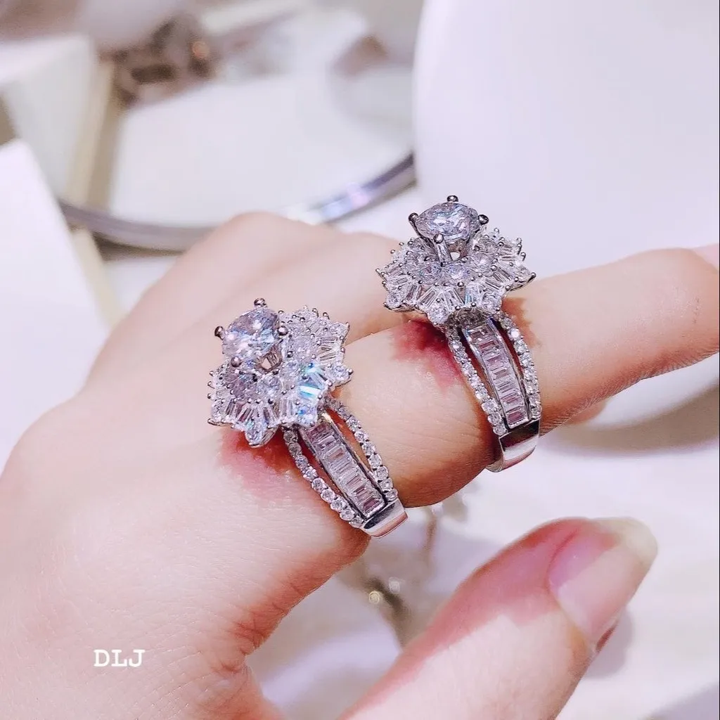 Nhẫn Hoa Bạc Ý Xi Bạch Kim Gắn Đá 5a - Thắng Giang