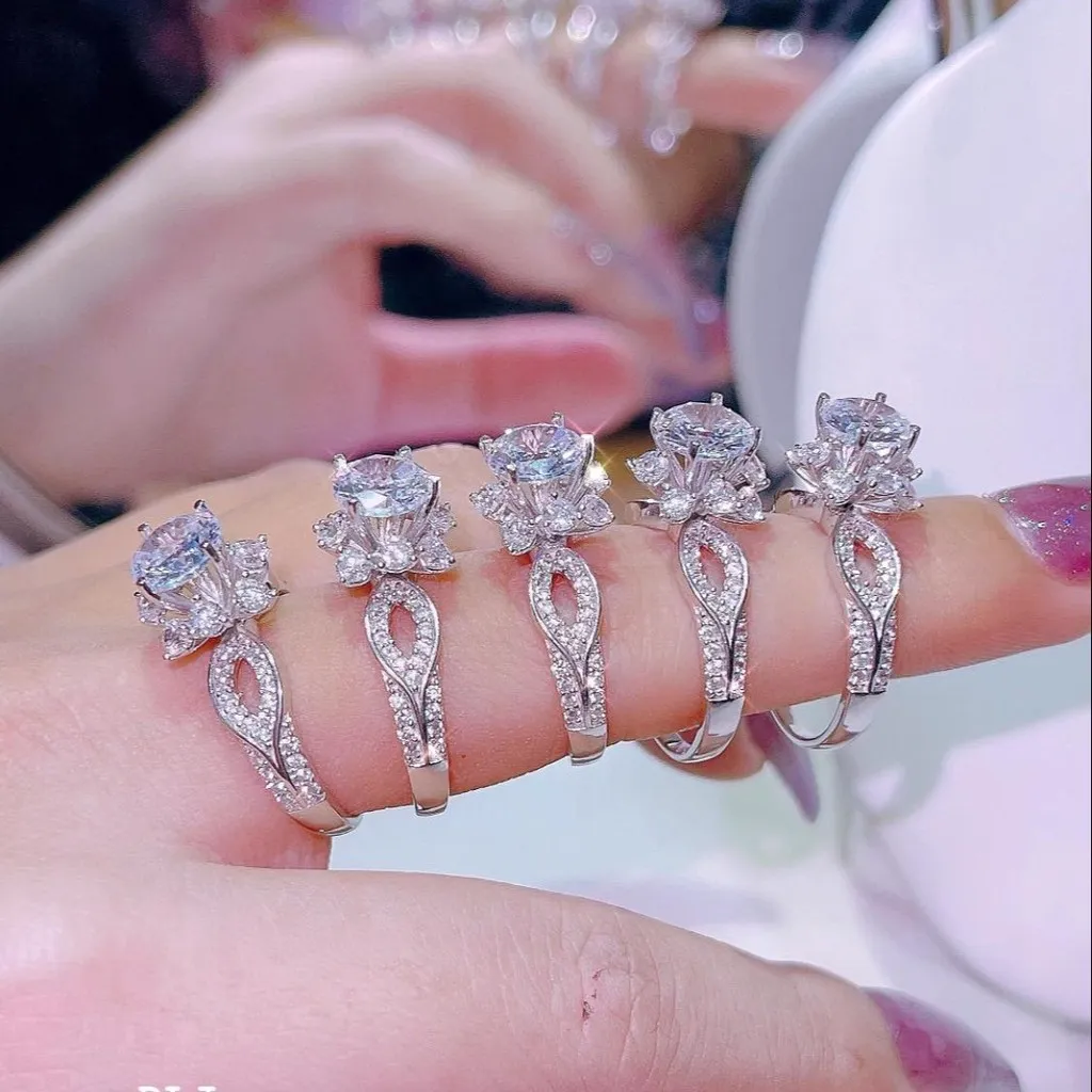 Alternative view of Nhẫn Bạc Hoa Đính Kim Cương Moissanite Tặng Kèm Kiểm Định Quốc Tế - Thắng Giang