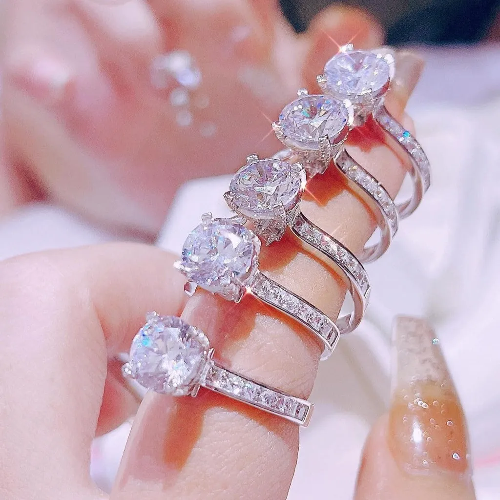 Alternative view of Nhẫn Đính Dải Đá Gắn Kim Cương Moissanite Tặng Kèm Kiểm Định Quốc Tế - Thắng Giang