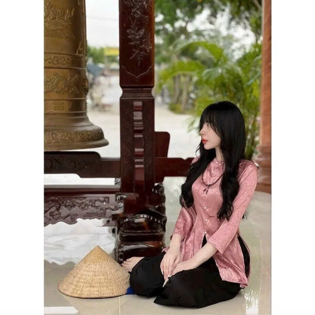 Alternative view of Set Bộ Áo Dài Gấm Dịu Dàng Nữ Tính V482 - Haka Mây