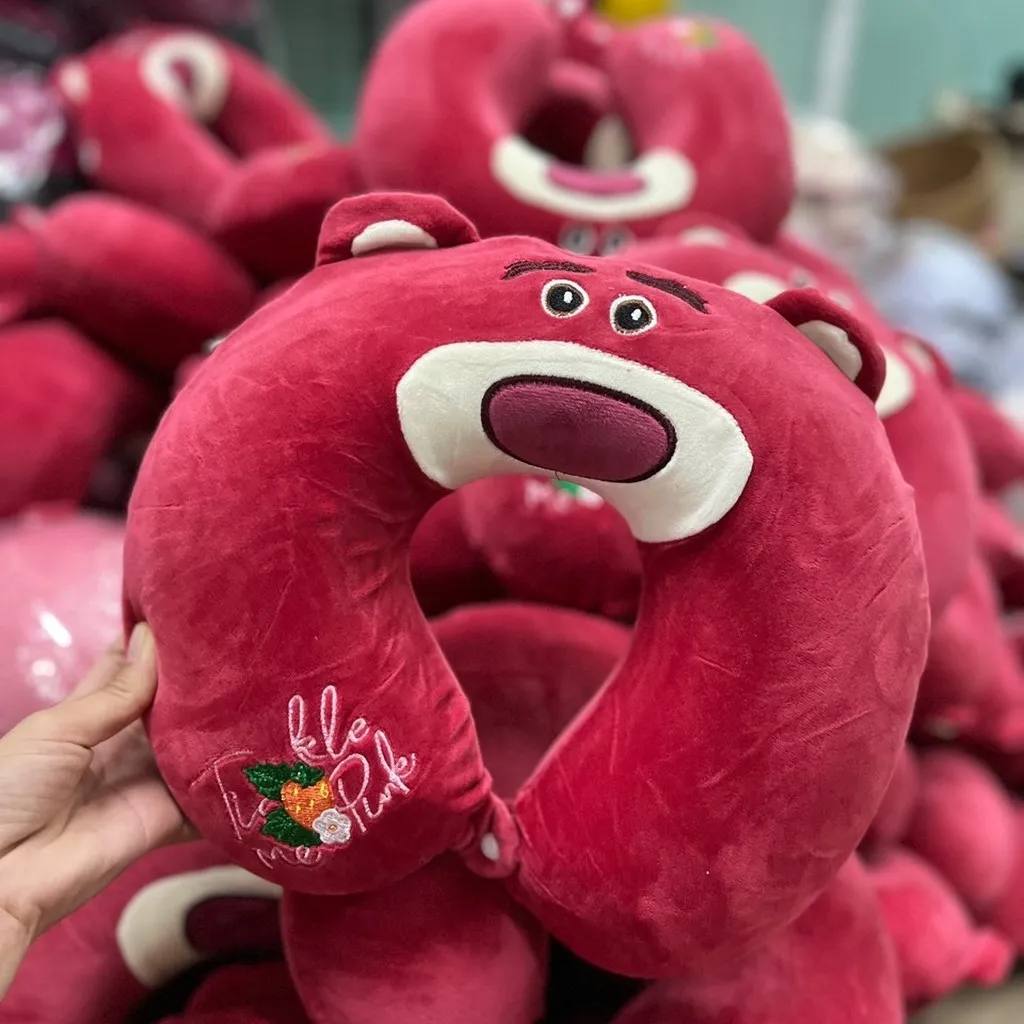 Gối Kê Cổ Chữ U Gấu Dâu Tây Hồng Lotso - Su Clothing