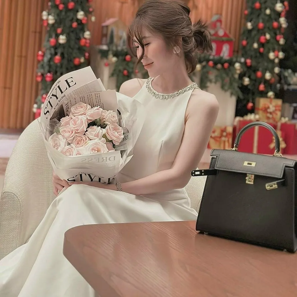 Alternative view of Đầm Cổ Yếm Dáng Dài Chất Cotton Lạnh Phối Kim Sa T650 - Lisa
