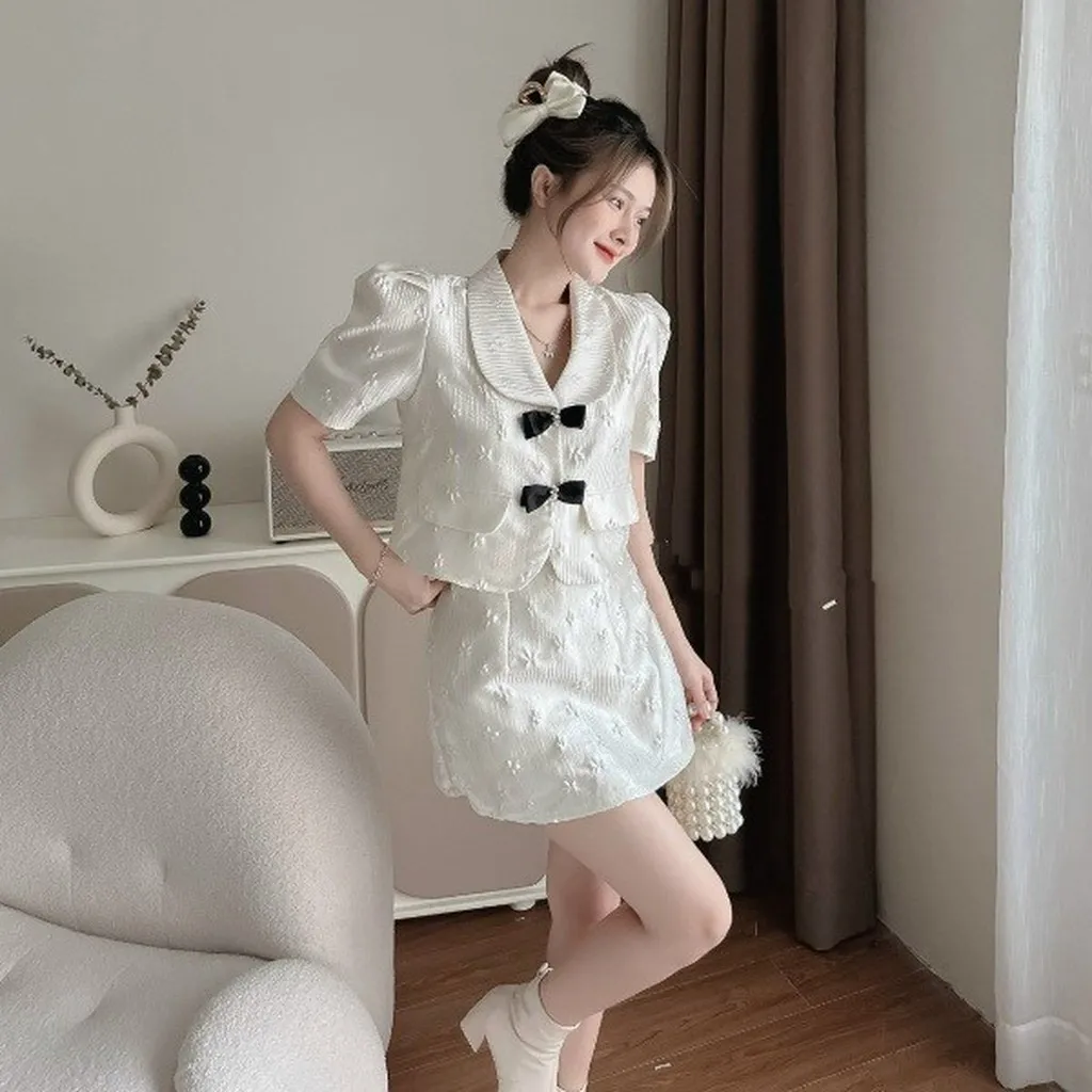Alternative view of Set Chân Váy Có Lót Kèm Áo Tay Phồng Cổ Chữ V Cài Nút Đính Nơ Chất Xốp Phồng Hoa T586 - Lisa