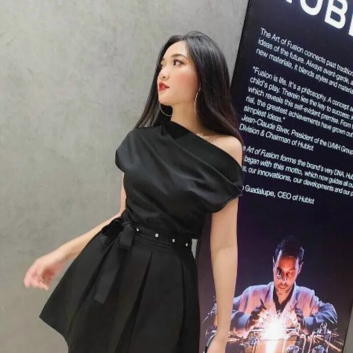 Alternative view of Đầm Lệch Vai Đính Cườm Sang Chảnh V136 - Cloudy Dress