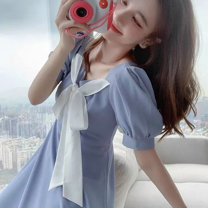 Alternative view of Đầm Ngắn Màu Xanh Caro Chất Kate Đính Kèm Nơ Viền Bèo Chân Váy V108 - Cloudy Dress