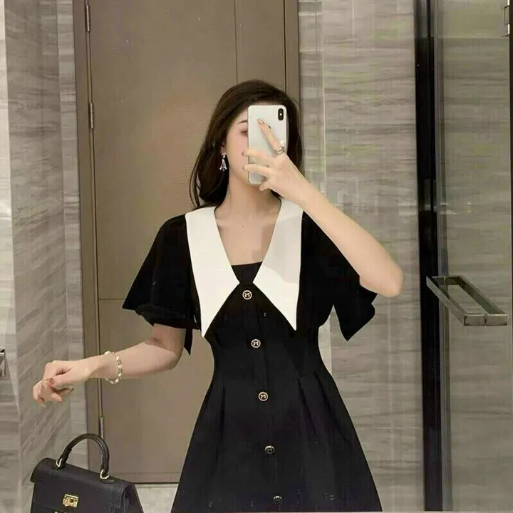 Alternative view of Đầm Xòe Ngắn Chất Kate Cổ Bèo Màu Đen V61 - Cloudy Dress