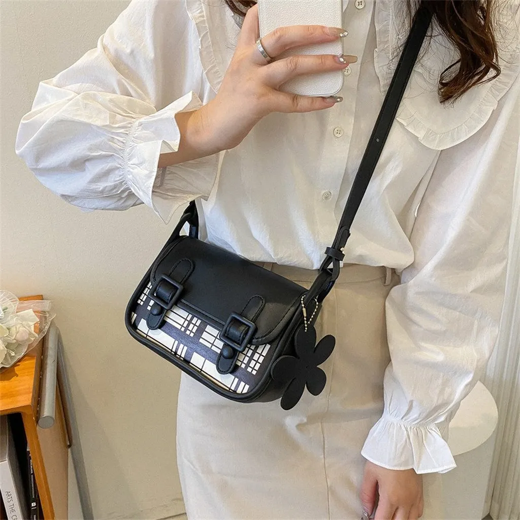 Alternative view of Túi Xách Nữ Đeo Chéo Đeo Vai Thời Trang Kẻ Tặng Kèm Móc Hoa Dễ Thương - Larita Fashion