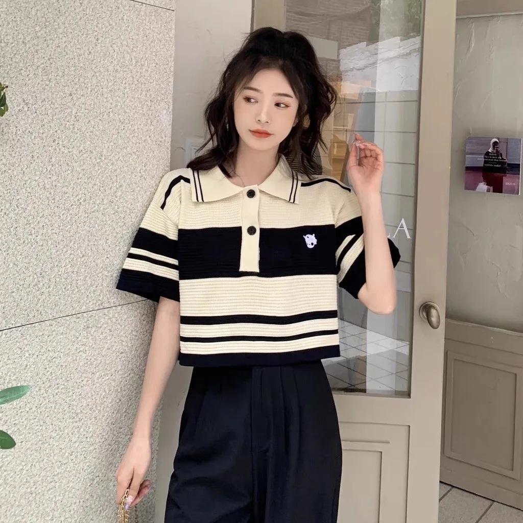 Áo Mongtoghi Ngắn Tay, Kẻ Cổ Polo, Có Thêu Hình Trước Ngực, Dáng Ngắn Trẻ Trung, Cá Tính Slcxa157 - Chipxinhxk