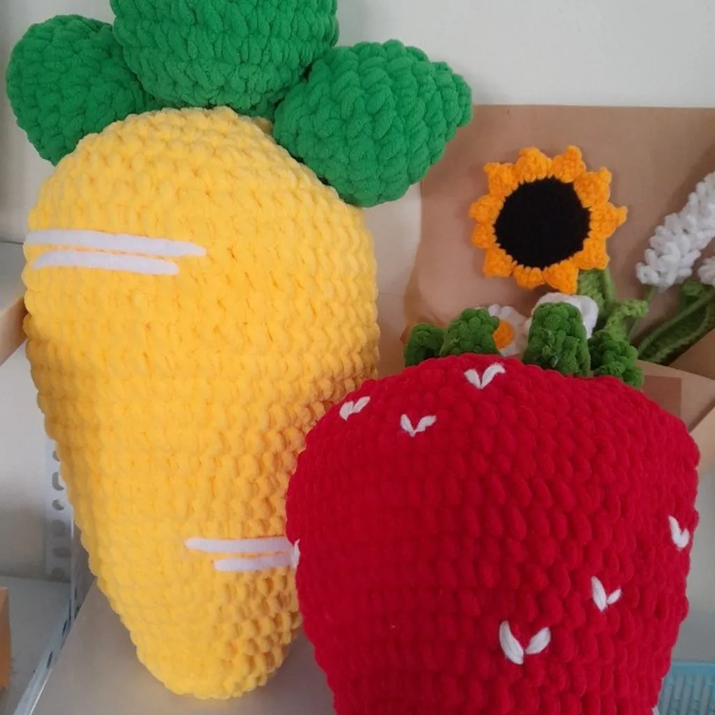Trái Dâu, Cà Rốt Siêu To Khổng Lồ Bằng Len Nhung Đũa Handmade Yk10