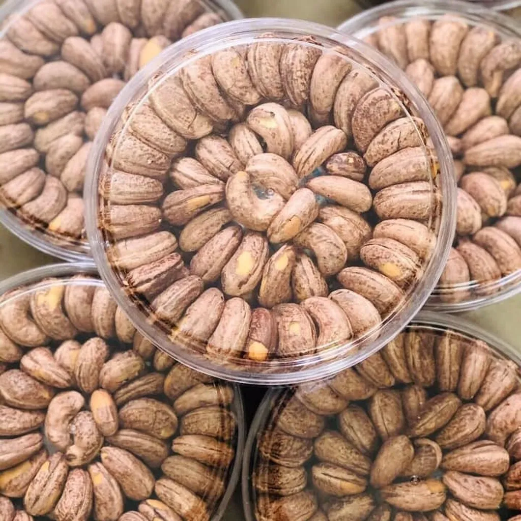Alternative view of Hạt Điều Cồ Rang Muối Xếp Hoa 500g - Winnie House