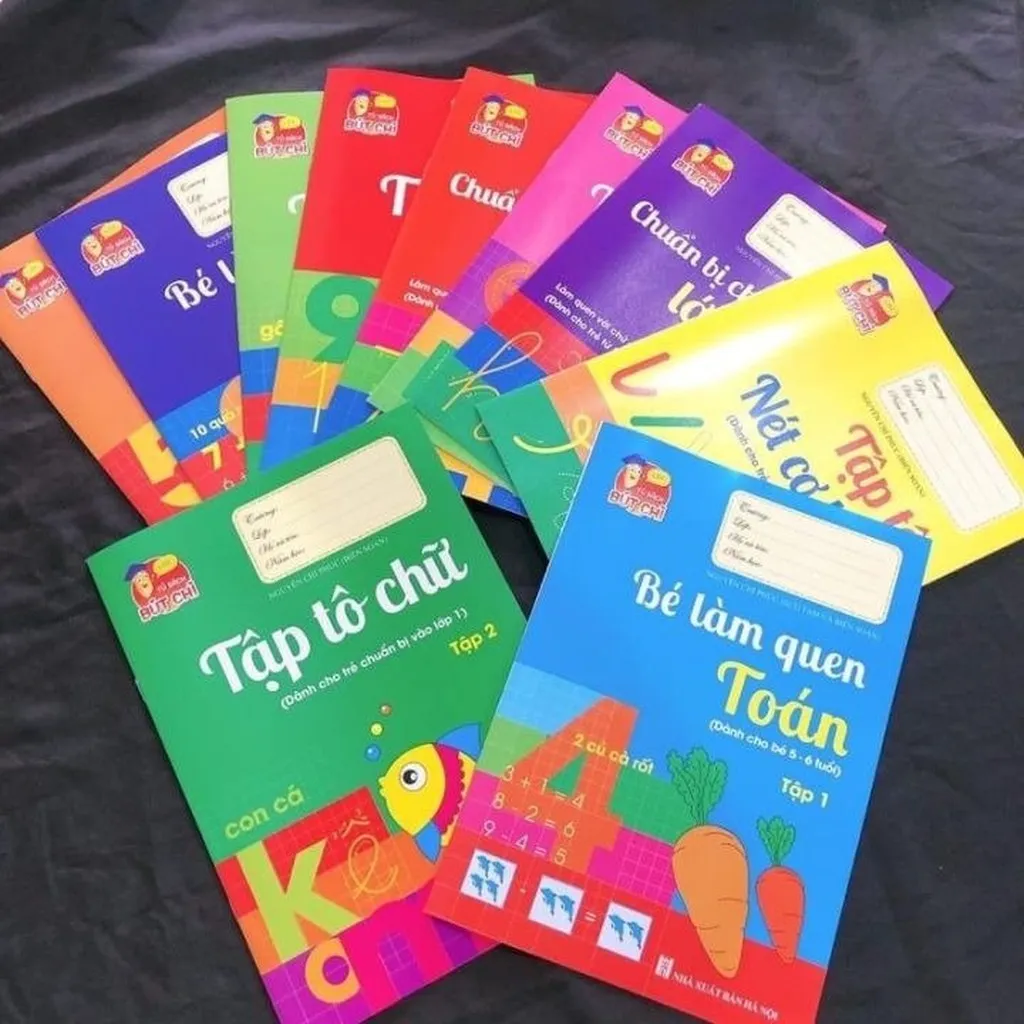 Set 10 Quyển Tập Tô Kèm 2 Bút Chì
