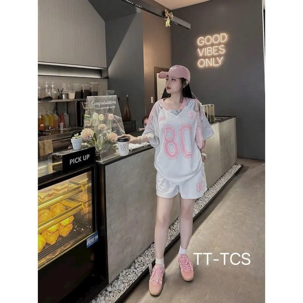 Alternative view of Set Bộ Nam Nữ Unisex Vải Mè Thái Phi Bóng Cổ Tim In Số 80 Năng Động Tp22 - Golden Dream