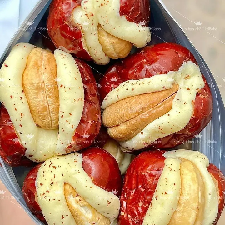 Alternative view of Táo Đỏ Kẹp Sữa Nhân Hạt Điều
