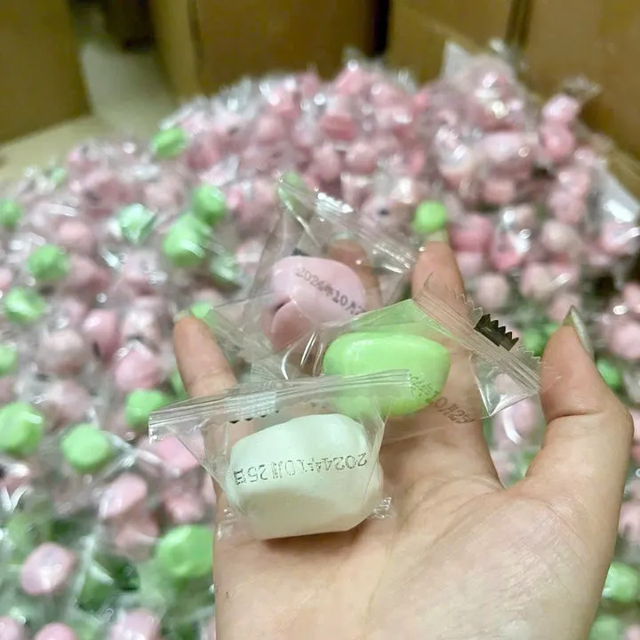 Alternative view of Kẹo Táo Đỏ Kẹp Hạnh Nhân Bơ Sữa Túi 500 Gram/hộp 300g - Bh Minh Ngọc