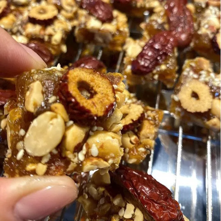Kẹo Dẻo Khóm Tắc Táo Đỏ: Món Ăn Vặt Siêu Ngon 500g - Winnie House