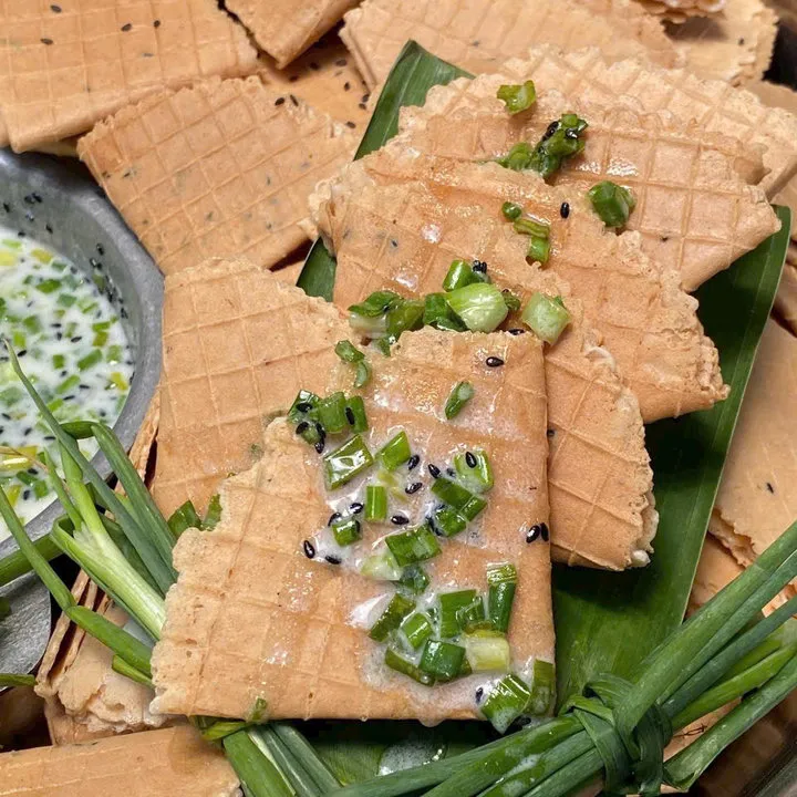 Bánh Xếp Kẹp Hành Cốt Dừa Tuổi Thơ - Giòn Tan, Béo Ngậy 300g - Winnie House