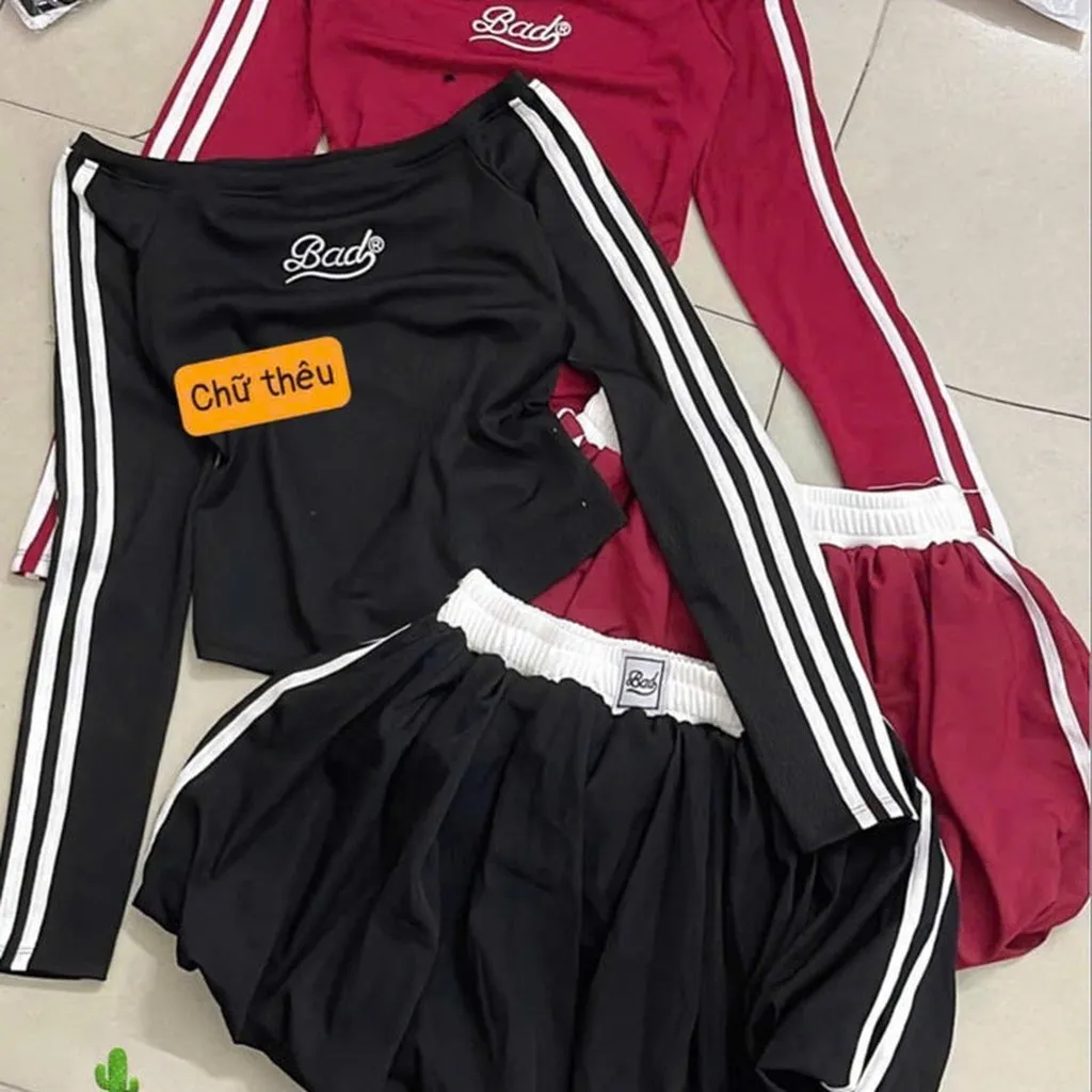 Alternative view of Set Áo Bẹt Vai Kèm Quần Bí Chạy Sọc Đính Logo - Lê Phương Boutique
