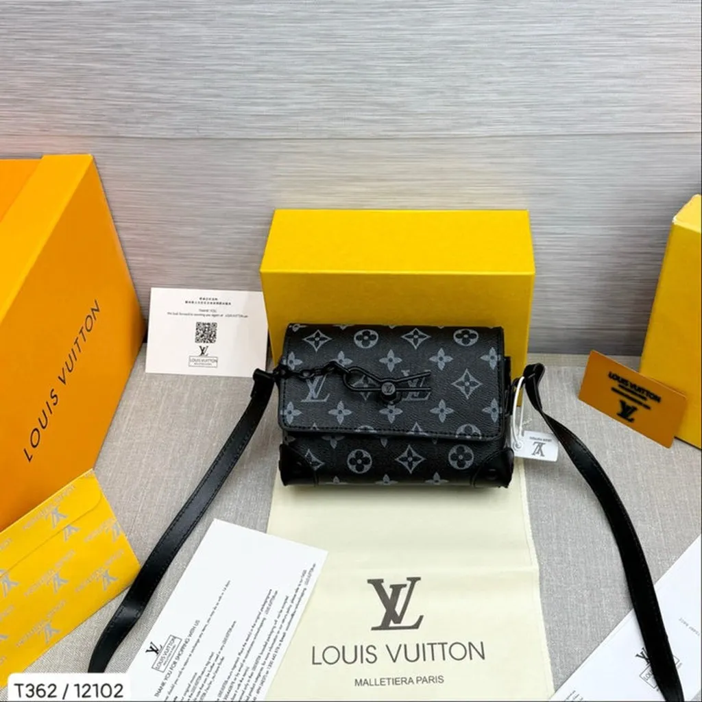 Túi Đeo Chéo Da Nam Nữ Lv,họa Tiết Lv In Chìm Màu Xanh Đen, Hàng Full Box, Sổ, Hóa Đơn. Phong Cách Hàn Quốc, Quai Chéo