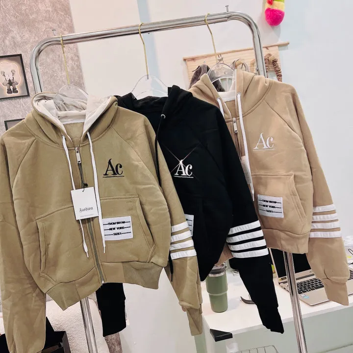Áo Khoác Nỉ Croptop Dáng Lửng Thêu Ac Có Nón Chống Nắng - Htm Fashion