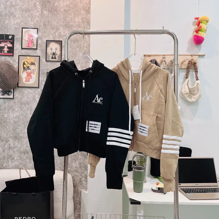 Alternative view of Áo Khoác Nỉ Croptop Dáng Lửng Thêu Ac Có Nón Chống Nắng - Htm Fashion